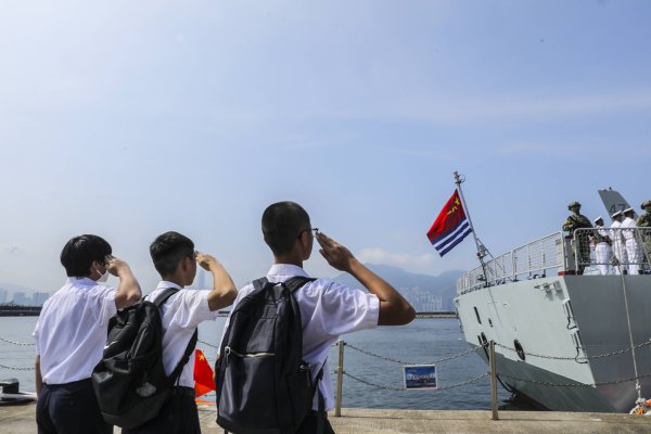 金惠配资 海军山东舰航母编队圆满结束访问离开香港