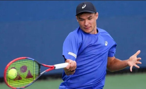 信通配资 网球赛上抢小孩球员帽子的老哥被扒出是富翁CEO？！事后狂妄声明：我劲儿大就该归我？