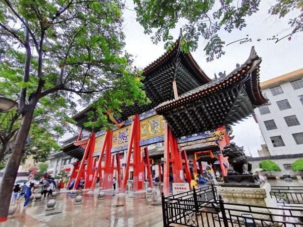 大财配资 游客的疑惑：为什么西安城隍庙牌坊背后写着“你来了么”？